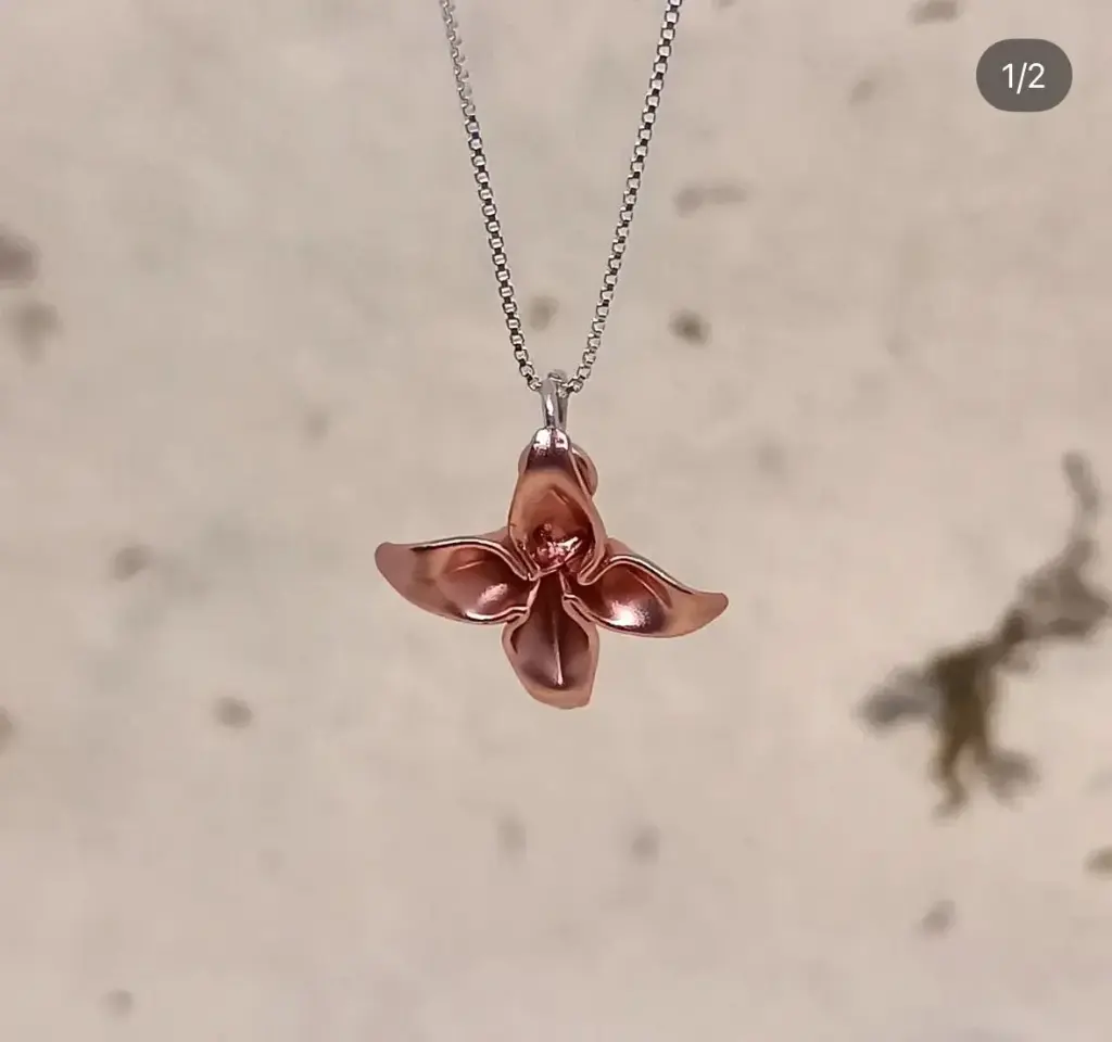 COLLAR FLOR PEQUEÑA EN PLATA BAÑO EN ORO